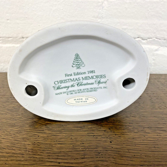 AVON Figurine Sharing The Christmas Spirit (1981) Christmas Memories 1st Edition - Picture 3 of 16